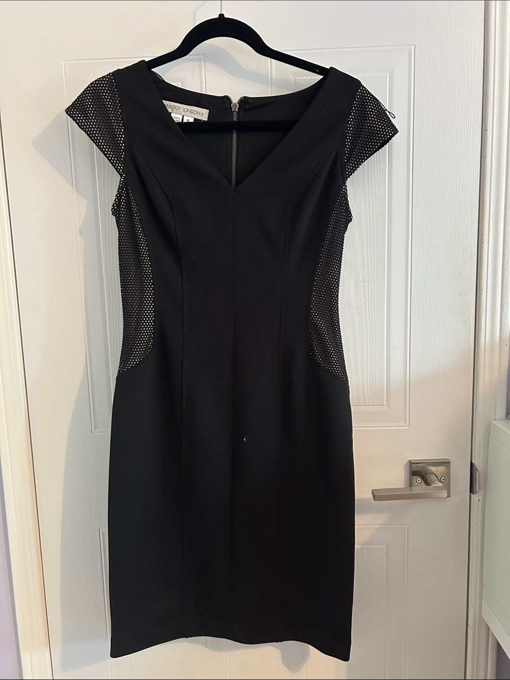 MAGGY LONDON BRAND BLACK V NECK SHEATH STYLE PONTE' KNIT DRESS
